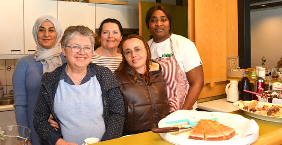 Frauencafé 1: Verena Knabe (2. von links) freut sich über das Engagement der ehrenamtlichen Helferinnen (Foto: Wolfgang Teipel)