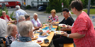 Frohe Stunden im Sommercafé LebensFreude