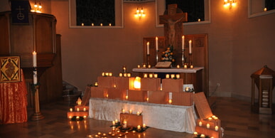 Kirche in anheimelndem Kerzenlicht