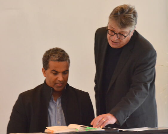 Dr. Charles Christian Adarkwah ging während des Gottesdienstes spontan auf Anregungen von Diakoniepfarrer Volker Bäumer ein. (Foto: Wolfgang Teipel)