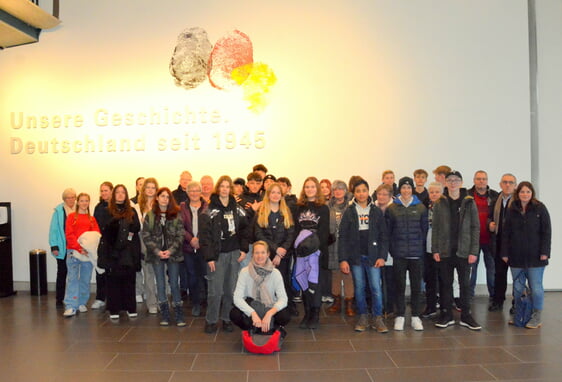 Die Reisegruppe aus zwei Generationen im Eingangsfoyer des Hauses der Geschichte mit Initiatorin Silke Vieregge. (Foto: Wolfgang Teipel=