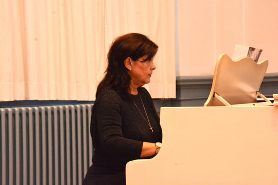 Aleksandra Diamantaki stimmt mit den Teilnehmerinnen und Teilnehmern bekannte Lieder an. Foto: Wolfgang Teipel