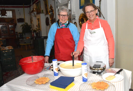 Bei Inge Heeseler und Ingrid Plaga gelingen die Waffeln immer. Foto: Wolfgang Teipel