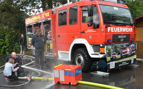 Spritzspaß bei der Feuerwehr. Foto: Wolfgang Teipel