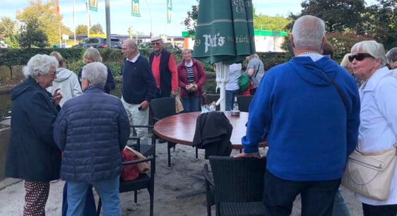 27 Ältere aus Plettenberg nahmen am Ausflug zur Pott’s Brauerei in Oelde teil. Foto: Diakonie