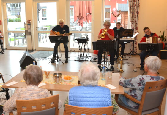Das Quartett „Querbeet“ unterhielt die Seniorinnen und Senioren mit stimmungsvoller Musik und launigen Moderationen. Foto: Wolfgang Teipel