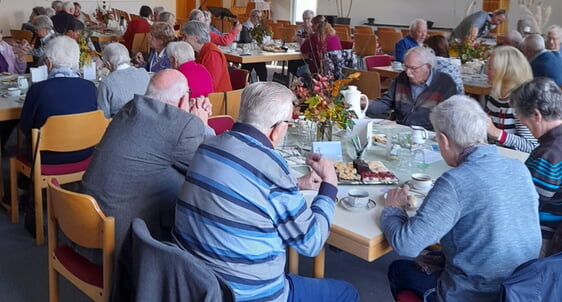 Rund 60 Besucherinnen und Besucher kamen zum Lesenachmittag unter dem Motto „Gutes für die Seele“. Foto: Elke Zemke