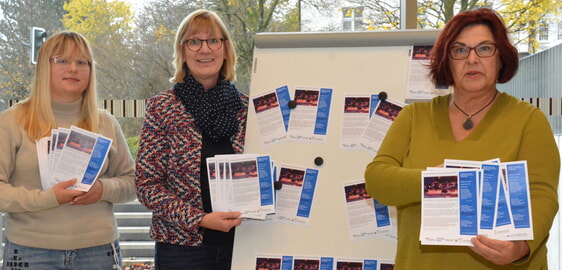 Katja Fernholz-Bernecker und Evangelia Kasdanastassi stellten das Kooperationsprojekt vor (links im Bild Bufdi Vivian Heßmann). Foto: Wolfgang Teipel