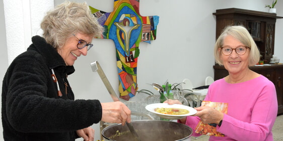 Und noch ein Schlag. Für alle Gäste war ausreichend Suppe da (Foto: Wolfgang Teipel)