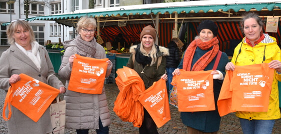 Stefanie Seppelt, Cornelia Handt, Sabrina Müller, Claudia Theis und Mareike Masuch bei ihrer Tour über den Plettenberger Wochenmarkt. Foto: Wolfgang Teipel