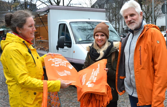 Auch Passanten auf dem Wochenmarkt erhielten die Tasche mit dem Aufdruck "Gewalt kommt hjier nicht in die Tüte". Foto: Wolfgang Teipel