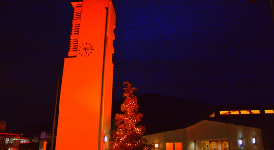 Während der "Orange Days" bis zum 10. Dezember wird der Turm des Paul-Gerhardt-Hauses oange angeleuchtet. Foto: Wolfgang Teipel