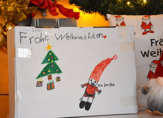 Die Päckchen werden mit viel Liebe gepackt. Hier wünscht Leni "Frohe Weihnachten". Foto: Wolfgang Teipel