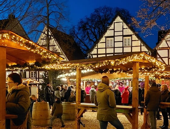 Auf dem Weihnachtsmarkt luden über 100 abwechslungsreiche Stände zum Stöbern, Staunen, Verweilen und Genießen ein. Foto: Illichmann