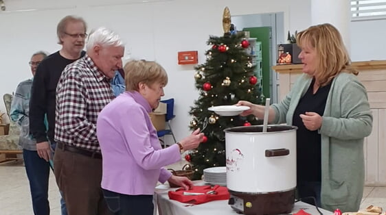 Während der Ausgabe packte auch Anne Jahn vom AGIL-Seniorenbüro mit an. Foto: Diakonie