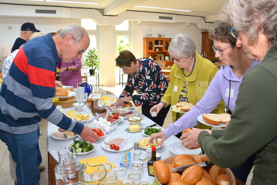 Beim ersten Klönschnack gab’s ein leckeres Frühstücksbuffet. Am 1. Februar ist für ein schmackhaftes Abendbrot gesorgt. Foto: Wolfgang Teipel