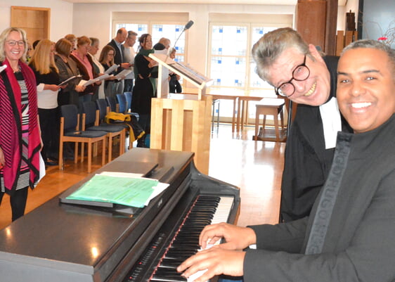 Gemeinsam singen macht Spaß: Das kann man Diakoniepfarrer Volker Bäumer und Kirchenmusiker Charles Adarkwah ansehen. Foto: Wolfgang Teipel