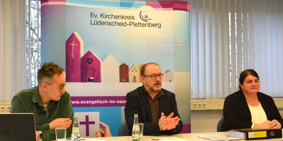 Superintendent Dr. Christof Grote (Mitte) und Präventionskraft Jutta Tripp nahmen zur „ForuM“-Studie Stellung, links im Bild Matthias Willnat, Pressesprecher des Kirchenkreises (Foto: Wolfgang Teipel)