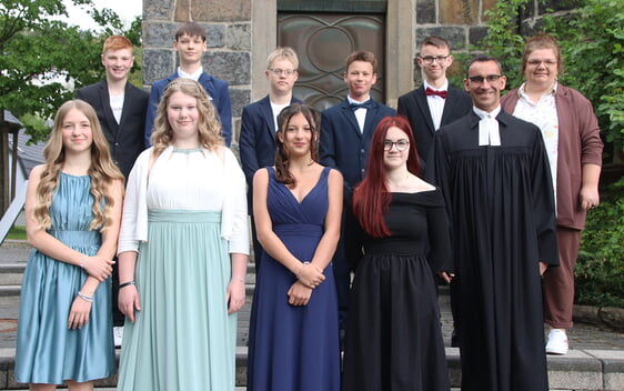 Neun Jugendliche feierten in der Schalksmühler Erlöserkirche ihre Konfirmation (Foto: Salzmann)