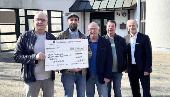 (v.r.n.l.): Jürgen Pantke von der Sparkasse, Ingo Kemig (2. Vorsitzender), Frank Männel (Geschäftsführer), Audrey’s-Einrichtungsleiter Ernest Okon und Jochen Baudis (1. Vorsitzender der IG Wehberg) waren bei der Scheckübergabe vor Ort (Foto: Januz)