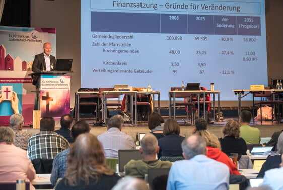 Verwaltungsleiter Bernd Göbert (am Rednerpult) erläuterte ausführlich die Beweggründe sowie die Unterschiede zwischen alter und neuer Finanzsatzung (Foto: Büdenbender)