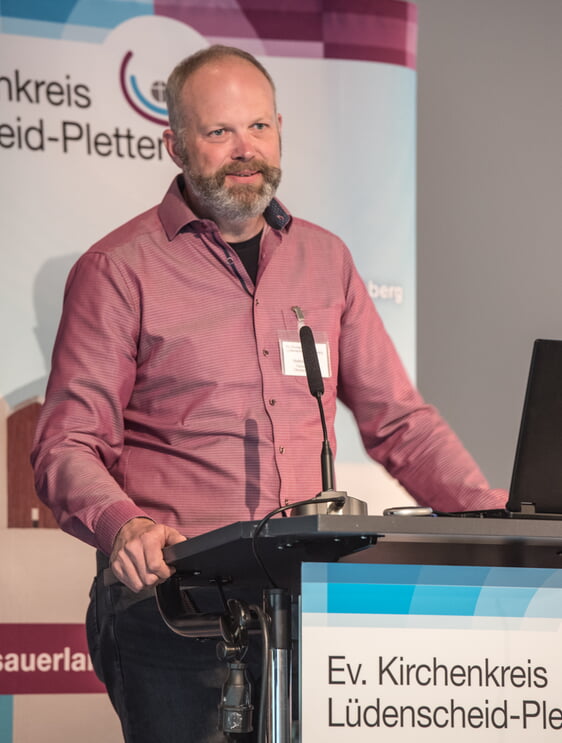 Matthias Kleine, Fundraiser des Ev. Kirchenkreis Lüdenscheid-Plettenberg, gab einen Einblick in seine Arbeit der letzten Jahre. Auch wenn hier einige Erfolge zu verzeichnen sind, sieht Kleine für die Zukunft weitere Entwicklungsmöglichkeiten (Foto: Büdenbender)