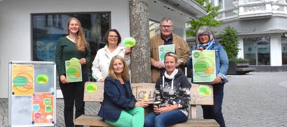 Katja Gerecht, Tatjana Cordt, Detlef Ashoff, Dörte Kaul-Hentschel, Sylvia Eick und Silke Vieregge starteten die Aktion auf der "Plauderbank" vor dem W9. Foto: Wolfgang Teipel