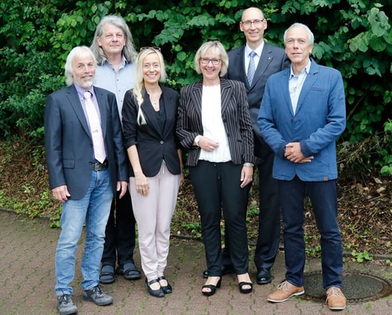 Blicken auf zehn Jahre Ambulante Rehabilitation suchtkranker Menschen zurück: Lothar Buddinger, Stefan Tertel, Heidrun Schulz-Rabenschlag, Iris Jänicke, Volker Holländer und Klaus Ebbing. Foto: Ulla Erkens /Märkischer Kreis