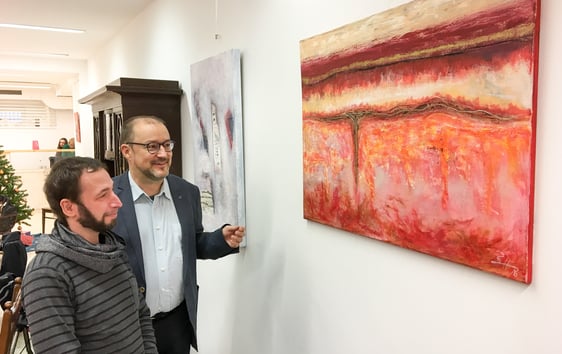 Dr. Christoph Grote (rechts) und Bernd Herweg vor einem der Bilder der neuen Ausstellung im "lebensfroh". Foto: Guido Raith