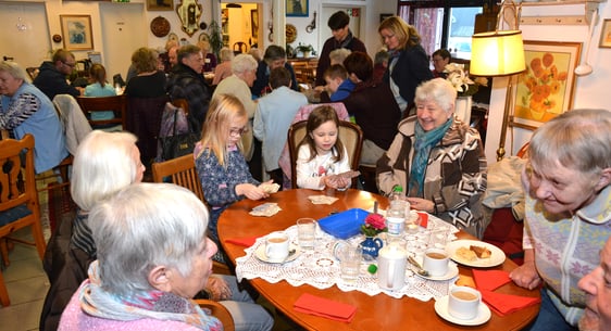 Wenn die Mädchen und Jungen der Kita "Mittendrin" das Generationencafé besuchen, ist jede Menge los. Foto: Wolfgang Teipel