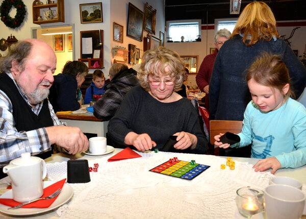 Spaß beim Würfel-Ligretto.