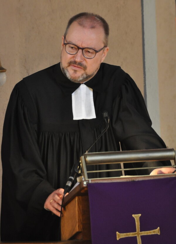 Der Initiator der Attendorner Tafel Pfarrer Dr. Christof Grote bei seiner Festpredigt am Sonntag Okuli (Foto: Ernst)
