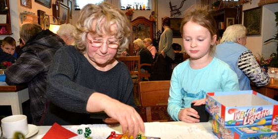 Auch im Generationencafé im Plettenberger Sozialzentrum „Halle für Alle“ werden die Konfirmanden diakonische Arbeit vor Ort erleben. (Foto: Wolfgang Teipel)