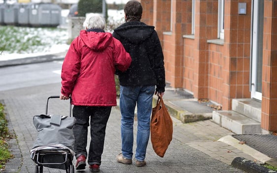 Die ehrenamtlichen Mitarbeiterinnen und Mitarbeiter von "Wohl zu Hause" begleiten Attendorner Senioreninnen und Senioren auch beim Wocheneinkauf. Foto: Guido Raith