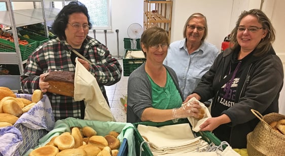 Kerstin Borgas und rechts Bianca Wessel (Team Möbelbörse Plettenberg) übergaben kürzlich die Beutel an Sylvelin Karsunki, Leiterin des Teams der ehrenamtlichen Tafel-Mitarbeiter, und ihre Kollegin Claudia Schulz. Foto: Guido Raith