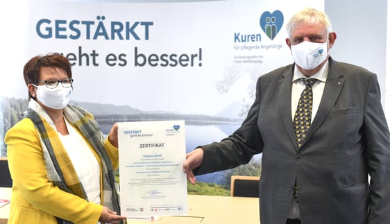 Bei einer Veranstaltung im NRW-Gesundheitsministerium überreichte Minister Karl-Josef Laumann Tatjana Cordt ihr Zertifikat. Foto: MAGS-NRW