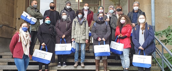 Ehrenamtliche Sprachmittlerinnen und Sprachmittler haben die Grundlagenschulung des Kommunalen Integrationszentrums Märkischer Kreis absolviert. Foto: Silke Ewald/ Märkischer Kreis