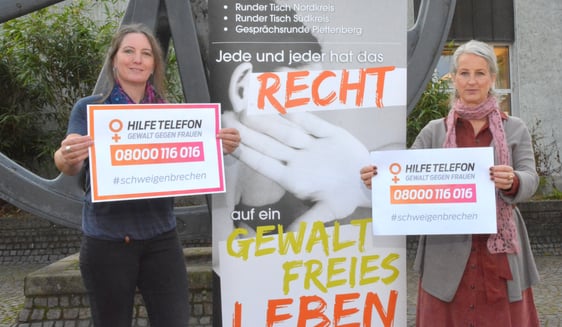 Mareike Masuch (links) und Claudia Petri von der Plettenberger Gesprächsrunde gegen häusliche Gewalt unterstützen die Mitmachaktion „Wir brechen das Schweigen“. Foto: Wolfgang Teipel/dw