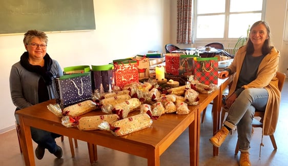 Verena Knabe und Heike Schaefer freuen sich über die ersten Spenden für die Weihnachtsaktion der Plettenberger Tafel. Foto: dw