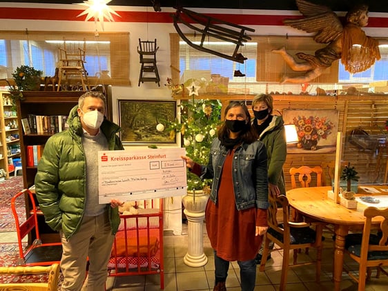 Steven Lukas (Wilhelm Schröder GmbH) überreichte bei seinem Besuch in der „Halle für Alle“ Heike Schaefer den Scheck über 2500 (im Hintergrund Susanne Vollmer vom Tafelteam). Foto dw