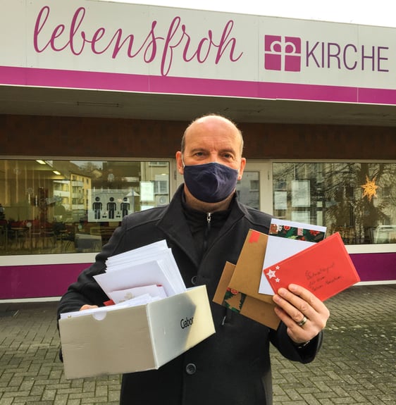 Guido Raith vom Agil-Seniorenbüro leitete weit über 100 bunte Weihnachtsgrüße an einsame Senioren weiter und bedankt sich herzlich bei den Autoren. (Foto: Bernd Herweg)