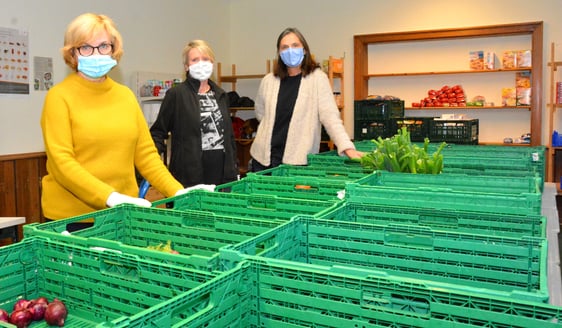 Karin Burzlaff, Kathrin Bürger und Heike Schaefer bedanken sich stellvertretend fürs gesamte Team der Werdohler Tafel für die Unterstützung. Foto: Wolfgang Teipel/dw