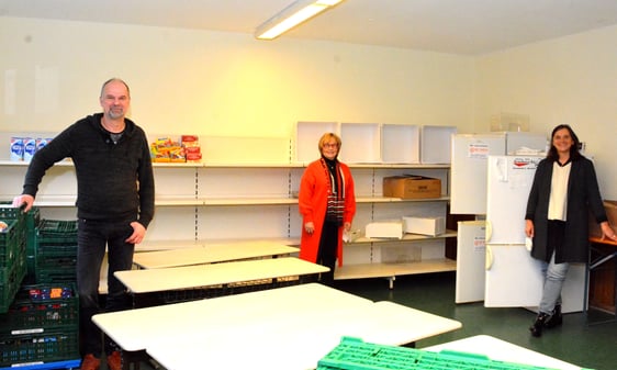 Noch stehen Carsten Schulz, Ulrike Schiller und Heike Schaefer vor leeren Regalen. Foto: Wolfgang Teipel/dw