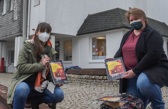 Nina Fecker (links) und Kathrin Bender bei der Übergabe der Kalender. Foto: Guido Raith