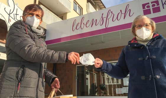 Dagmar Langenohl überreichte Sylvelin Karsunky die Maskenspende. Foto: Guido Raith