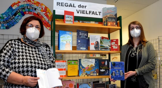 Evangelia Kasdanastassi überbrachte Büchereileiterin Katharina Bode jetzt weitere Bücher für das Regal der Vielfalt. Foto: Wolfgang Teipel/dw