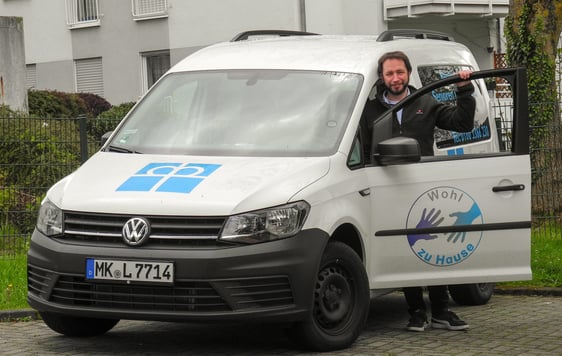 „Wohl zu Hause“-Koordinator Bernd Herweg mit dem Wagen des diakonischen Fahrdienstes. Foto: Raith