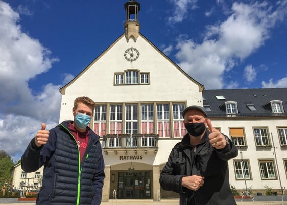 Daumen hoch für die Attendorner Taschengeldbörse. Patrick Schauerte (links) von der Stadt und Guido Raith vom Agil-Seniorenbüro starten die Vermittlungen für Unterstützungsangebote unter freiem Himmel. (Foto: Stadt Attendorn)