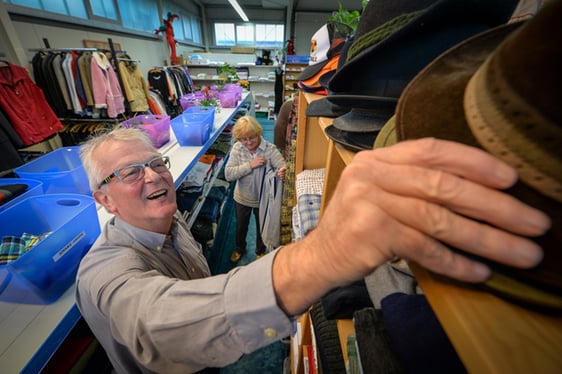 Seit 2. Juli können Besucher wieder in der Halle für Alle Stöbern. Foto: Guido Raith