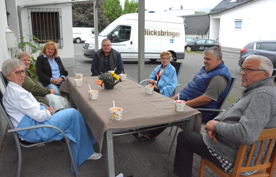 Treffen in kleiner Runde: Unter dem Vordach des Sozialzentrums an der Schubertstraße verspeisten die Fahrerinnen und Fahrer mit Anne Jahn einen Becher Erdbeereis. Foto: Wolfgang Teipel/dw